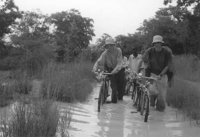 John Eibner (jobbra) és Gunnar Wiebalck úton a maláriával fertõzött mocsárban. A hetekig tartó esõzés elmosta a szerény termés betakarításának reményét Bahr-El-Ghazalban.