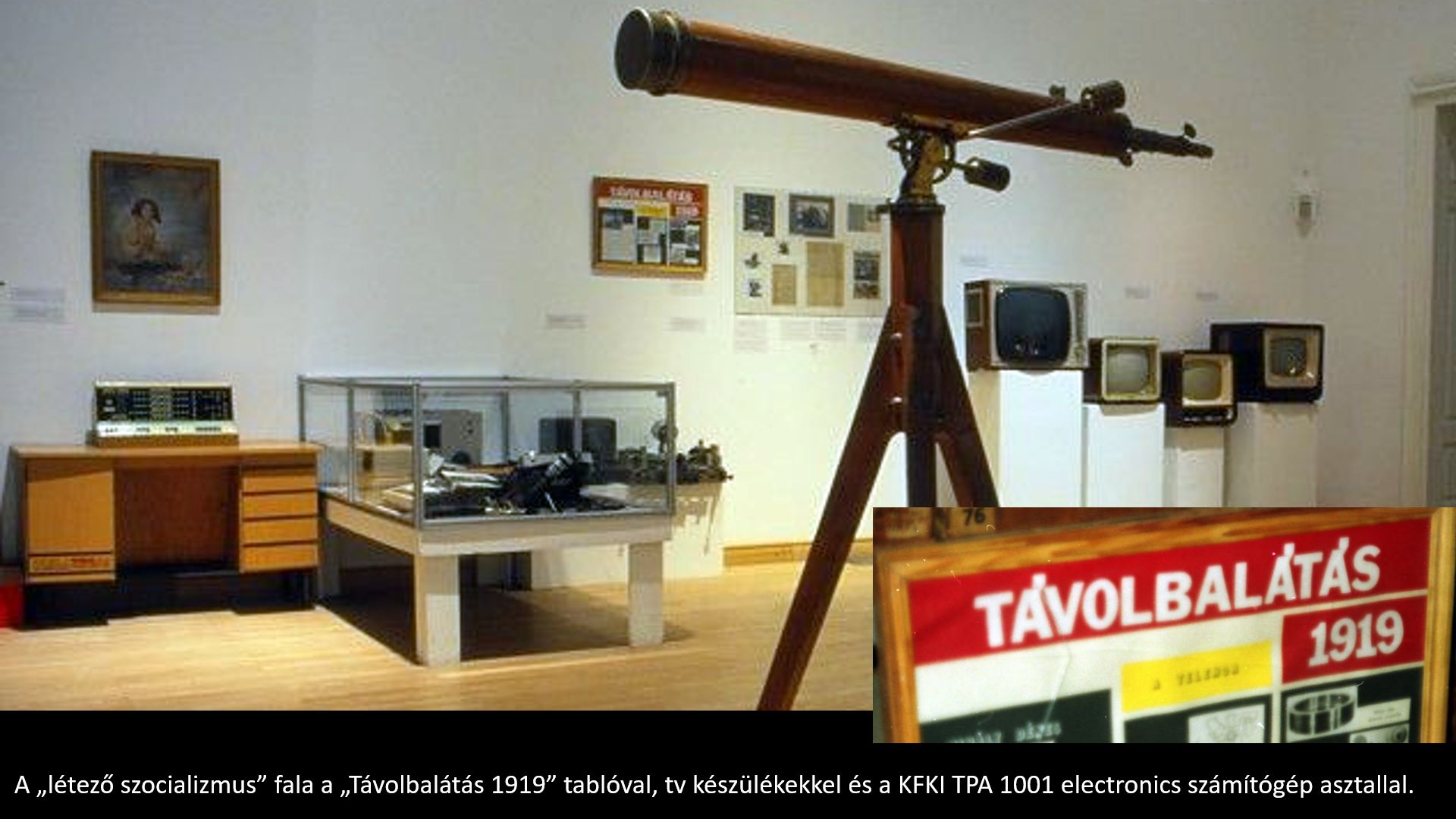 Távolbalátás 1919. A tabló a falon a háttérben. (1996. © C3 Alapítvány)