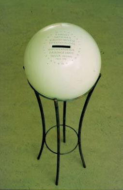 A megnyitn kerl elhelyezsre az URNA HONORARII, a PPP ltal ksztett persely.