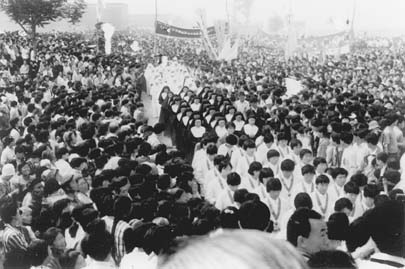 A s&uacute;lyos elnyom&aacute;s &eacute;s &uuml;ld&ouml;z&eacute;s ellen&eacute;re - a hit hatalmas megnyilv&aacute;nul&aacute;sa: katolikus f&ouml;ldalatti kereszt&eacute;nyek zar&aacute;ndokolnak Dong Luba. Sokukat m&eacute;g &uacute;tk&ouml;zben letart&oacute;ztatt&aacute;k vagy megb&uuml;ntett&eacute;k, m&eacute;gis kereszt&eacute;nyek ezrei &eacute;rtek Dong Luba.