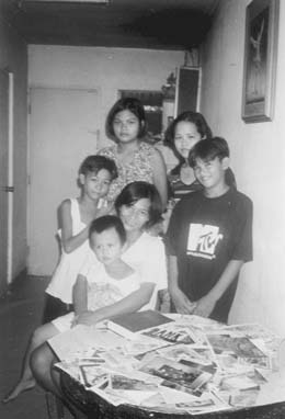 Mathilde Comahort &eacute;s gyermekei a vil&aacute;g minden r&eacute;sz&eacute;r&otilde;l kapott levelekke&eacute;l