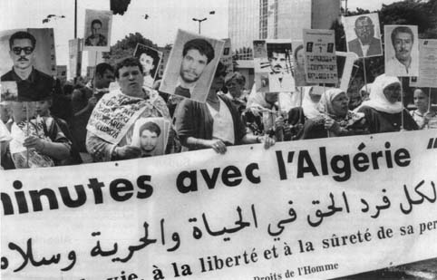 T&ouml;bb mint 700 Alg&eacute;ri&aacute;ban elt&ucirc;nt szem&eacute;lycsal&aacute;dtagjai t&uuml;ntetnek az ENSZ Emberi Jogok Bizotts&aacute;ga genfi sz&eacute;kh&aacute;za el&otilde;tt