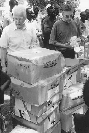 Minden szabad&iacute;t&oacute;akci&oacute;t gy&oacute;gyszersz&aacute;ll&iacute;tm&aacute;ny k&iacute;s&eacute;r. A k&eacute;pen: H. St&uuml;ckelberger lelk&eacute;sz &eacute;s J. Eibner