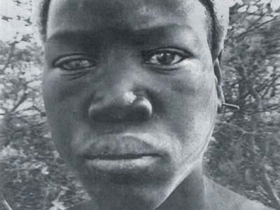 Yei Diing. Gazd&aacute;ja vend&eacute;ge mindk&eacute;t f&uuml;l&eacute;t &aacute;tsz&uacute;rta egy m&ucirc;anyag f&eacute;s&ucirc; fog&aacute;val, �mert Yei nem tud el&eacute;g j&oacute;l arabul