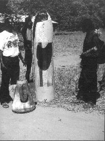 Maurice Laguti lelk&eacute;sz az embernagys&aacute;g&uacute; m&ucirc;anyag tart&aacute;ly mellett.