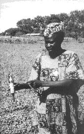 Peter Longole ker&uuml;leti vezet&otilde; kez&eacute;ben egy l&ouml;ved&eacute;kkel.