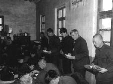 Istentisztelet egy katolikus földalatti közösségben.