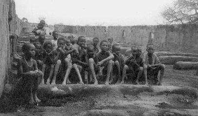 Gyerekek a földig rombolt templom alapjain