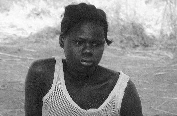 Adeng Makuei elmenekült, mikor megtudta, hogy körül akarják metélni. Mivel nem szûz, nem veszik feleségül. Ha szerencséje lesz, hozzámehet egy idõs férfihez.