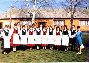 A falu t�nccsoportja