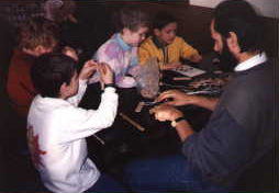 K�sz�lnek az �rd�glakatok