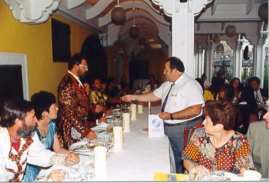 Az Antenna Hungria igazgatja ajndkokat nyjt t a csapat tagjainak