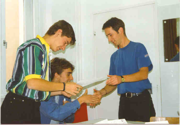 Akkor most el�sz�r a k�zfog�s �s ut�na a pap�r vagy el�sz�r a pap�r �s ut�na a k�zfog�s...