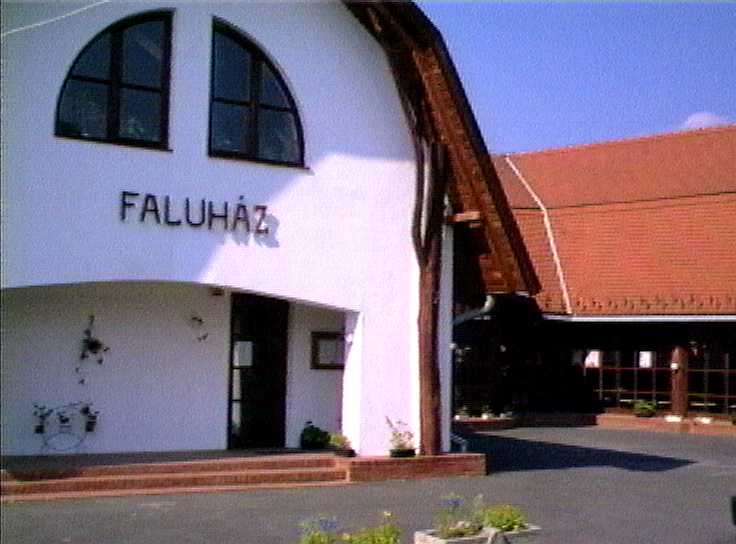 Az �p�let egyik bej�rata