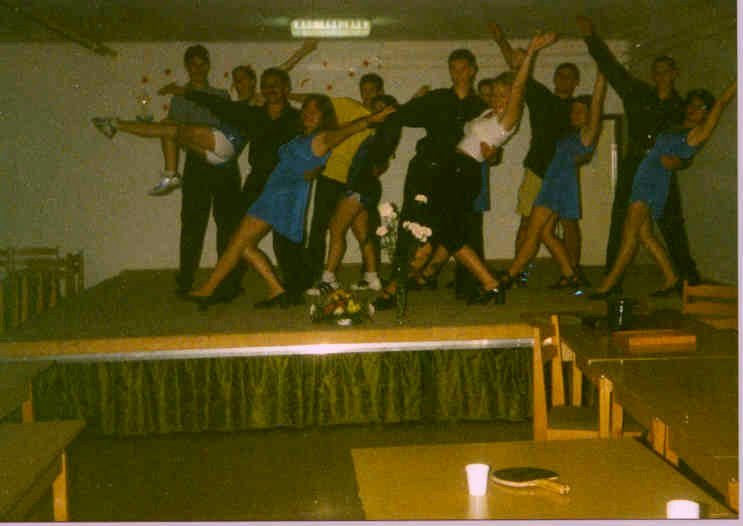 A t�ncosl�b� ifjak