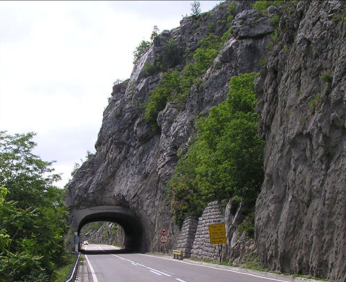 Egy mini alagút a 13 közül