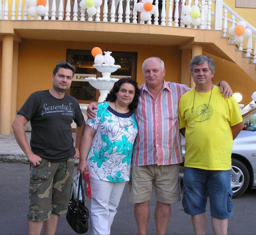 LZ2HM Andy, LZ5AV Valya, HAØHW Laci, LZ1PJ Ivan a szálloda előtt