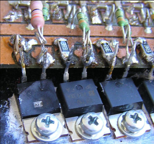 Bal első, felrobbant tranzisztor