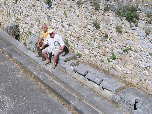 Filippi, vízöblítéses árnyékszék az Ókorból