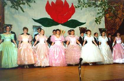 Az elso igazi bli ruhban a nyolcadikosok